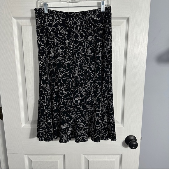 Chico's Traveler's skirt, size 2, b/w floral design, stretchy, flowy - Picture 2 of 7
